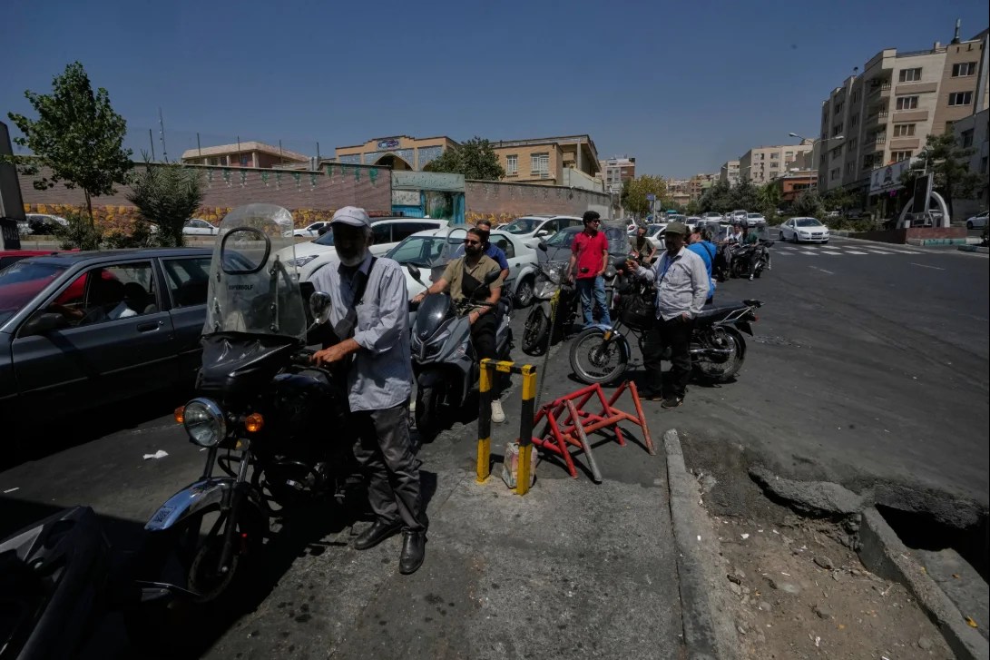 طوابير الوقود تعود إلى طهران.. العقوبات الأميركية تضغط على الإيرانيين