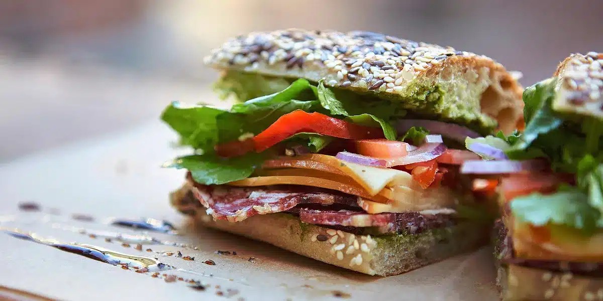 I Shared My Sandwich with an Elderly Stranger – The Next Day She Knocked on My Door