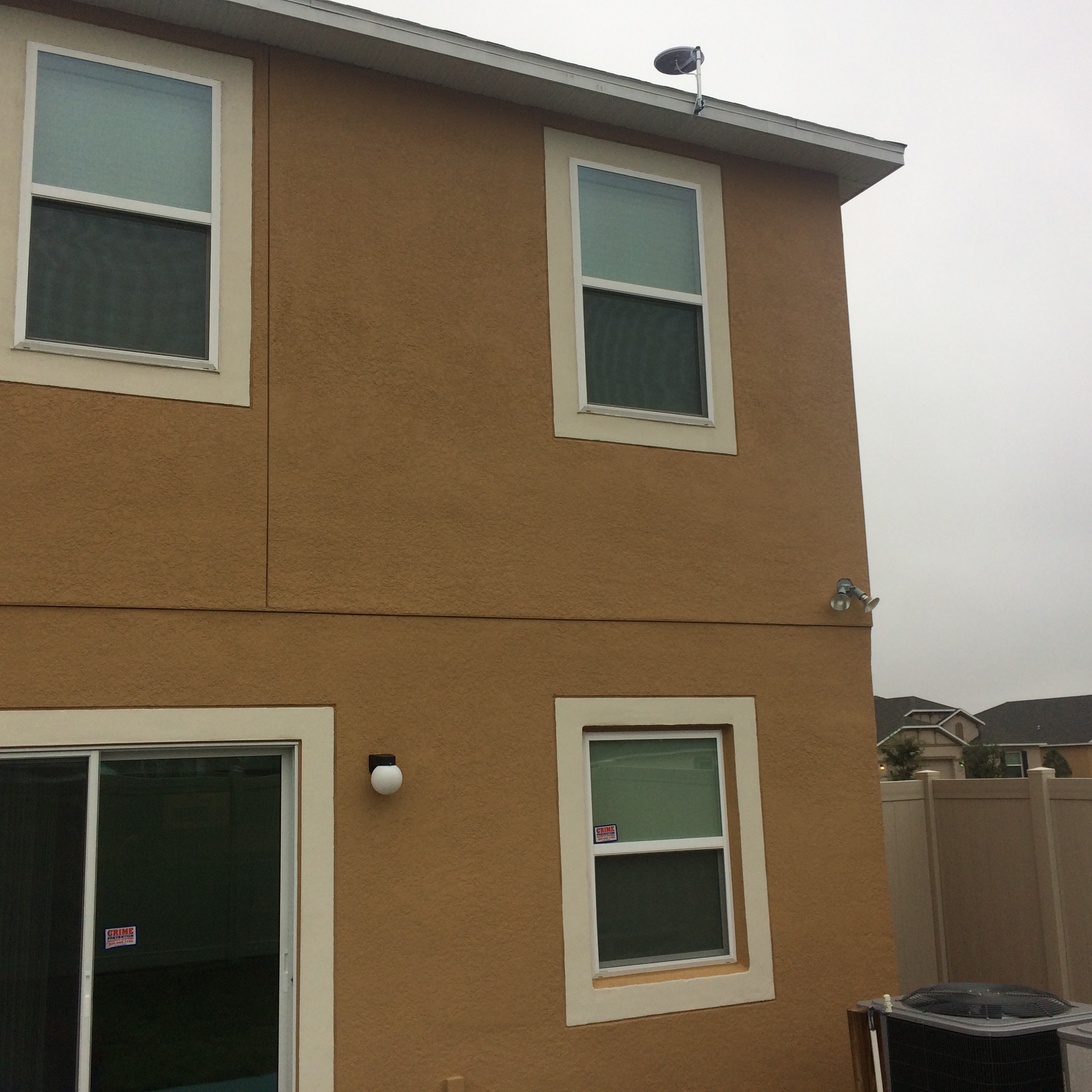 Omnidirectional antenna mounted on fascia