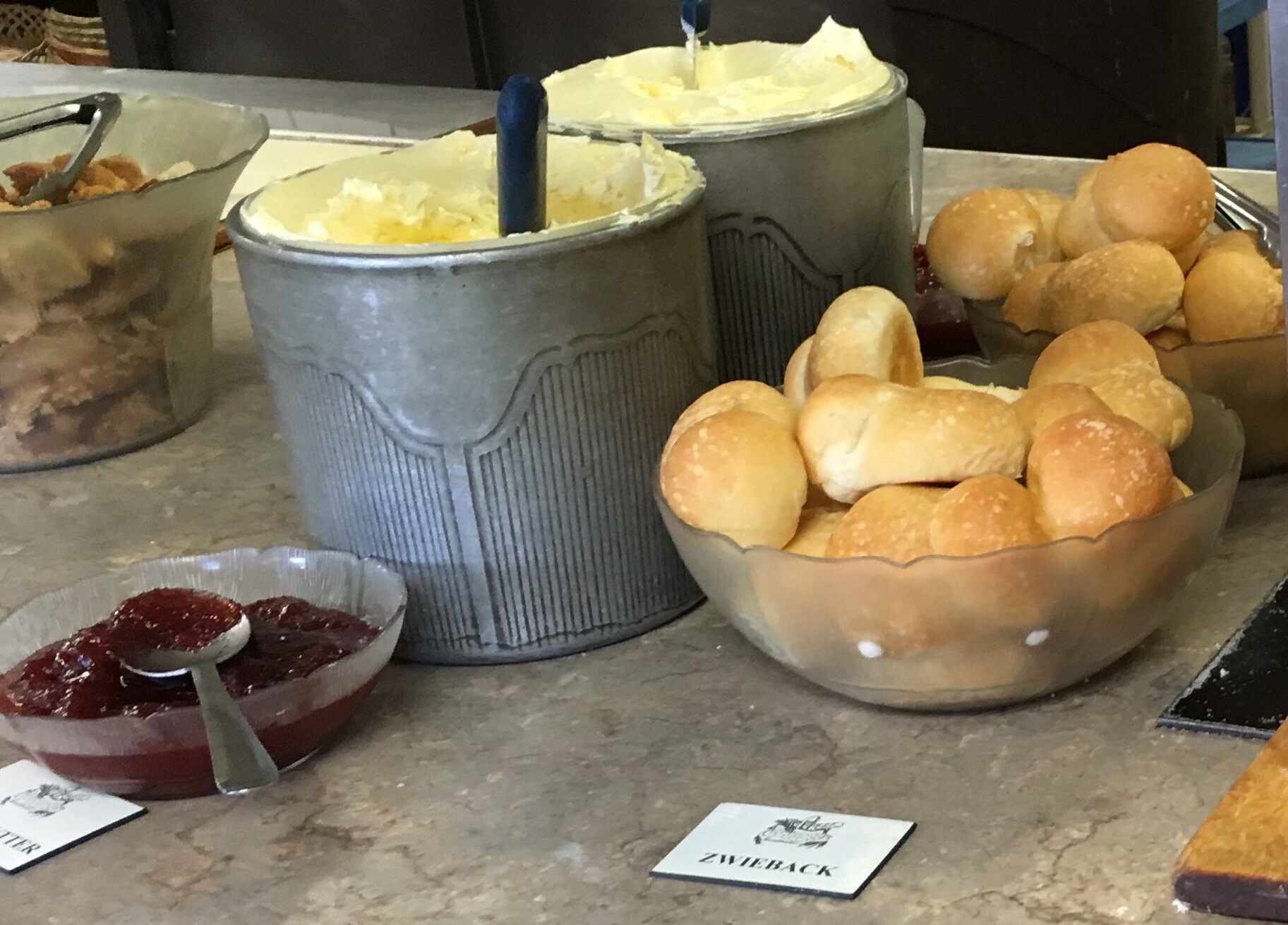 Roadfood ~ The Roadtripper's Companion