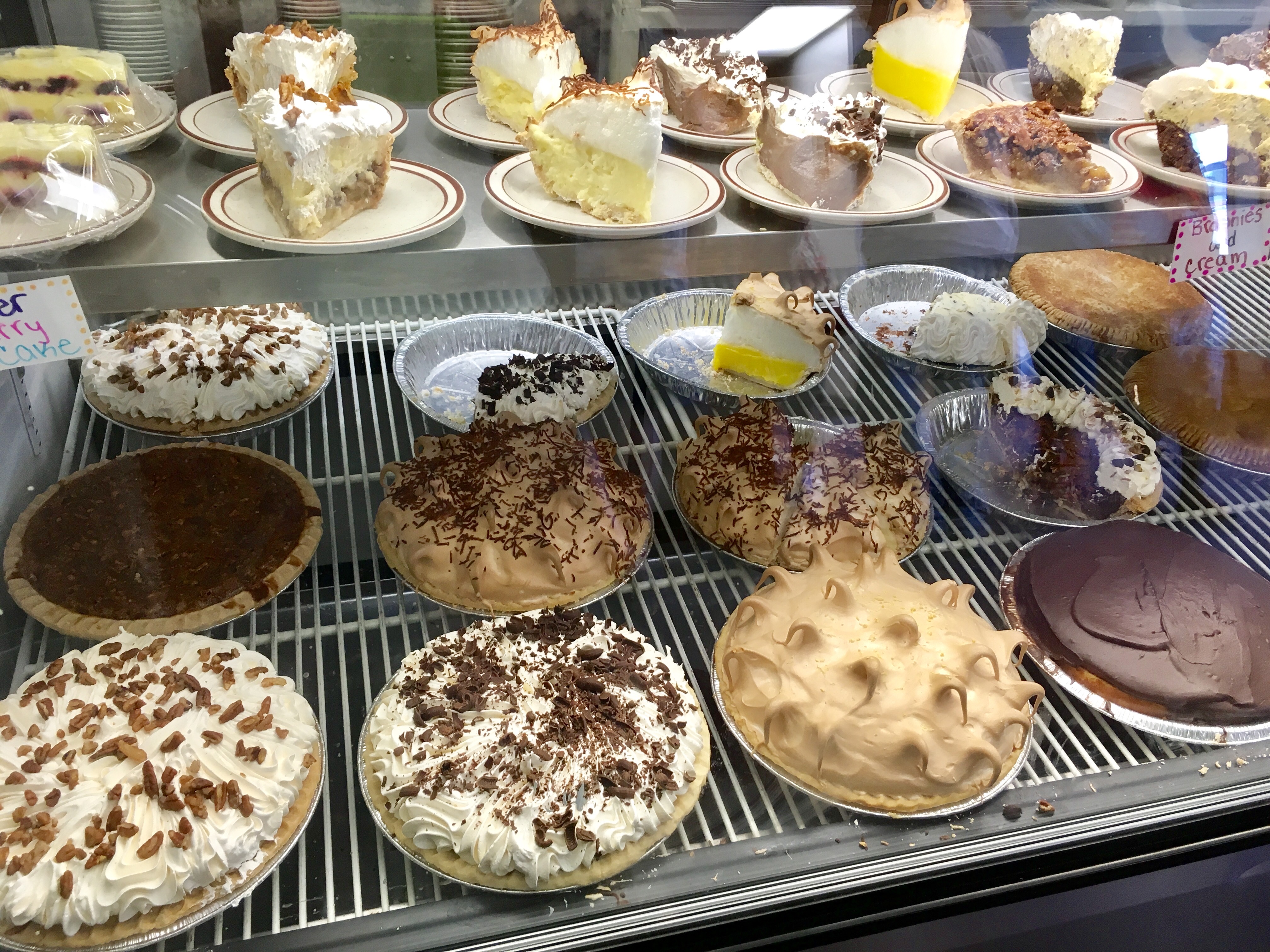 Roadfood ~ The Roadtripper's Companion