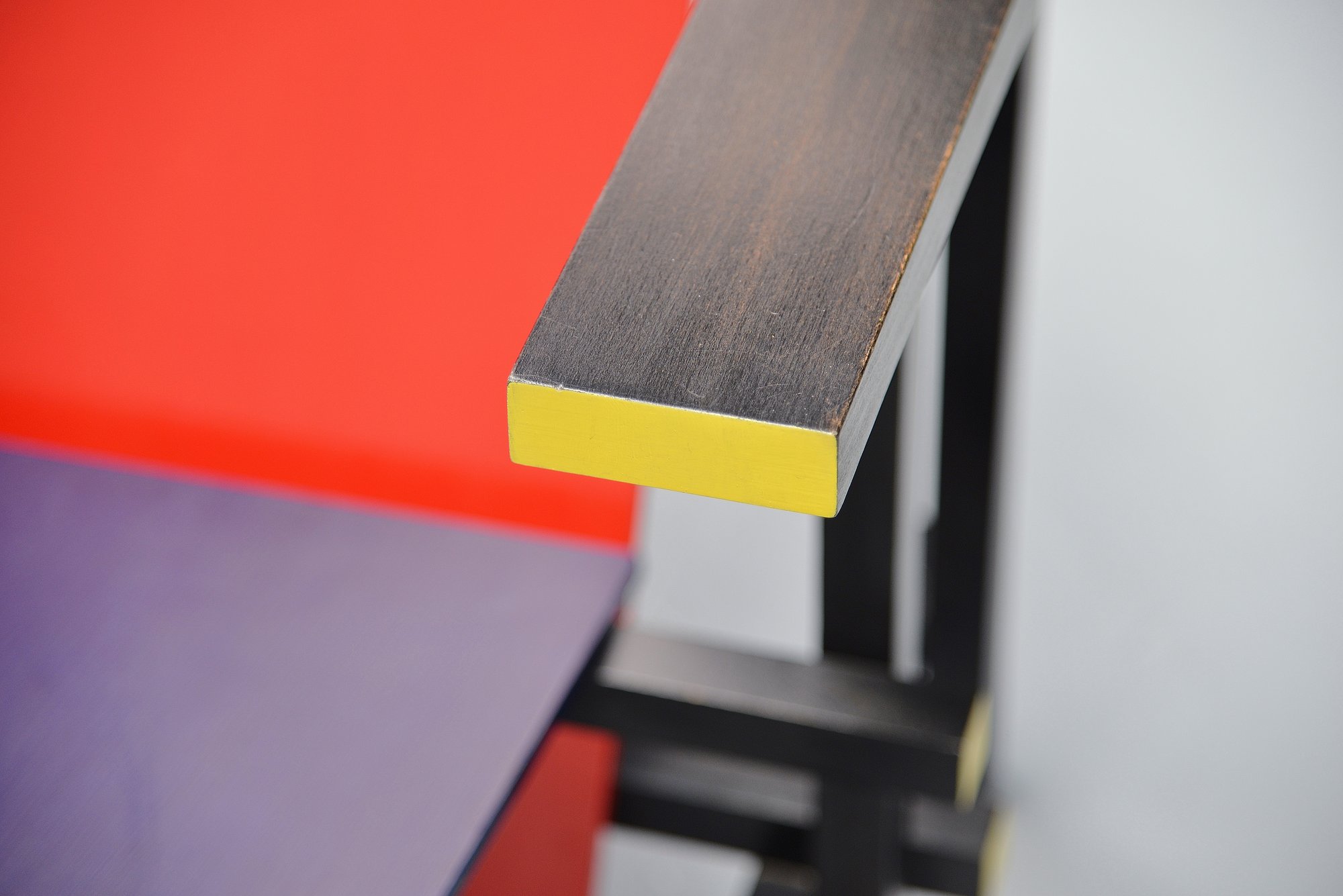 Rietveld's first piece of crate . Gerrit Thomas Rietveld red blue chair Gerard van de