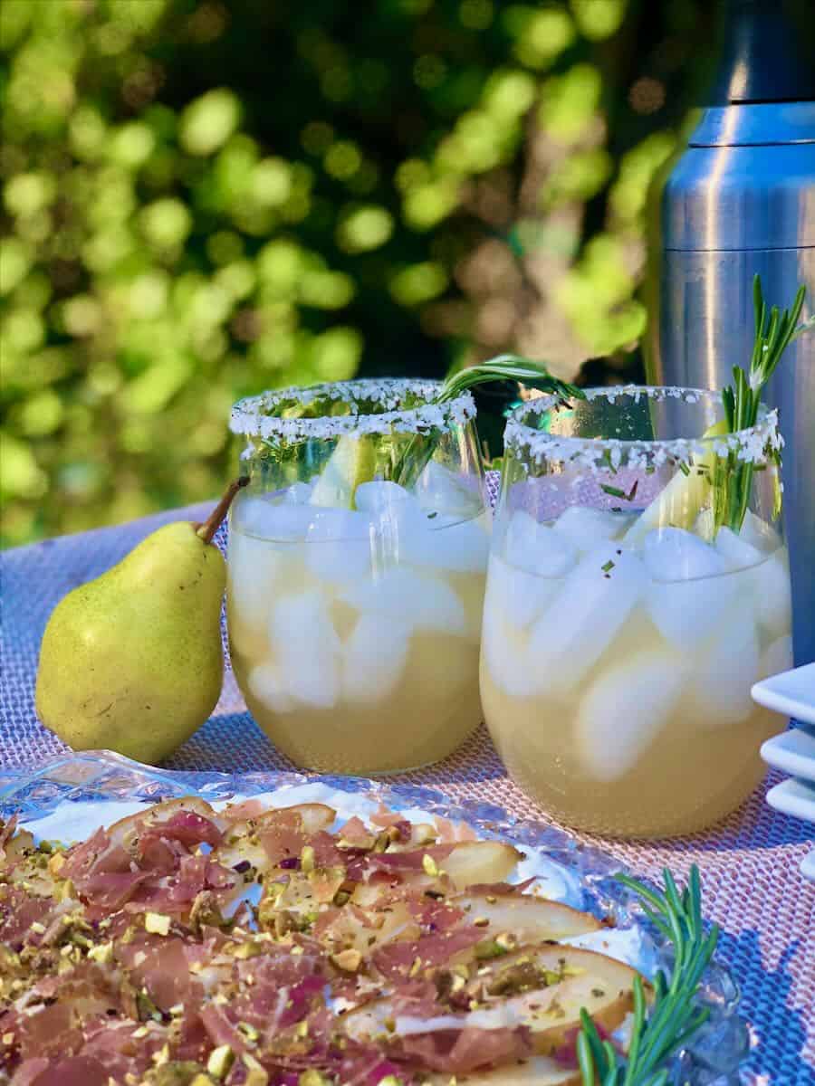 Pear and Rosemary Mezcal Margarita: A Smoky Sweet Cocktail