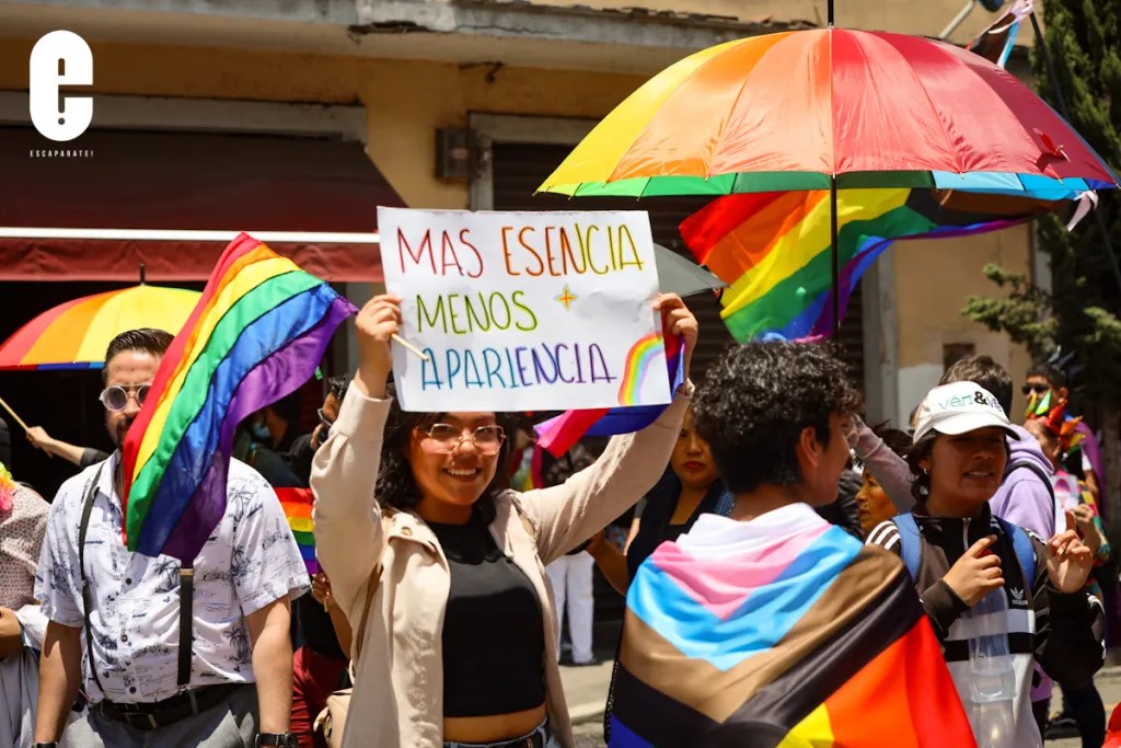 La tradicional Marcha del Orgullo LGBTTTIQ+ de Toluca estuvo llena de celebración, protesta y momentos emotivos se veían en las calles