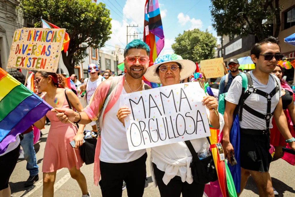 La tradicional Marcha del Orgullo LGBTTTIQ+ de Toluca estuvo llena de celebración, protesta y momentos emotivos se veían en las calles