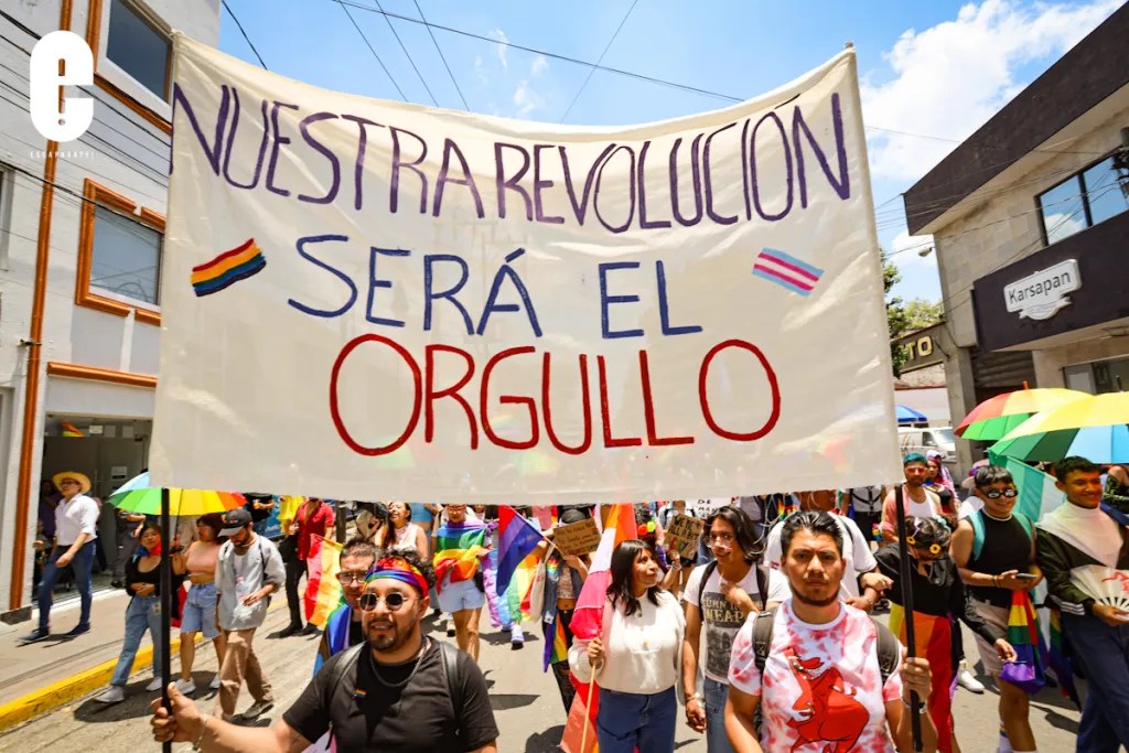La tradicional Marcha del Orgullo LGBTTTIQ+ de Toluca estuvo llena de celebración, protesta y momentos emotivos se veían en las calles