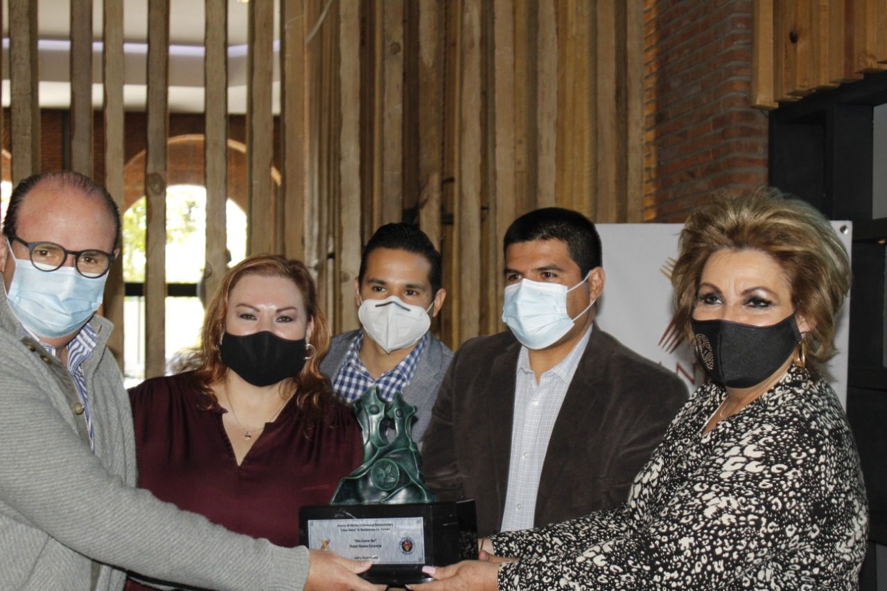 Entregan premio a MaComeNo como MEJOR RESTAURANTE de hotel del país