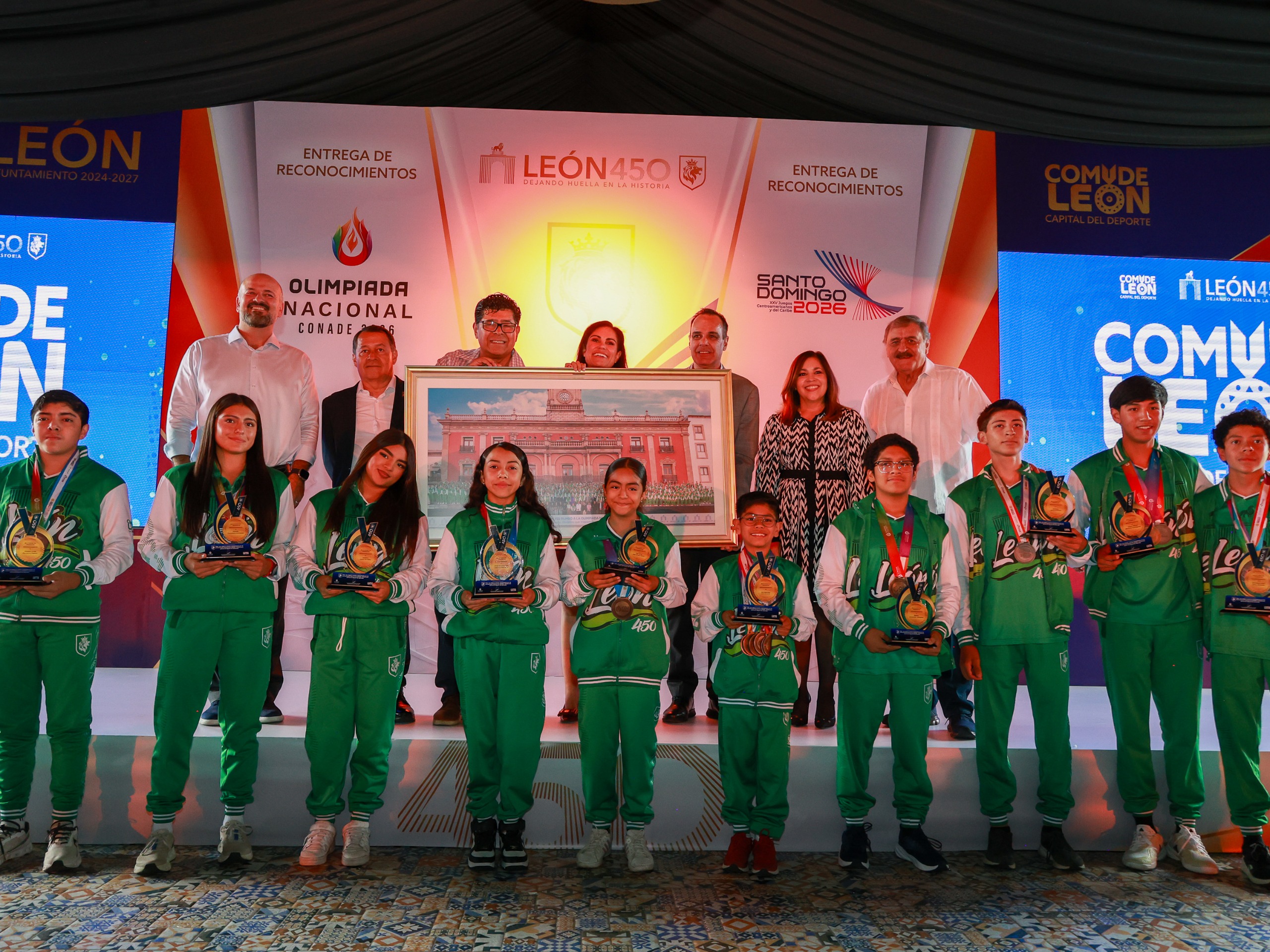 León rompe su récord de medallas: así fue el reconocimiento a los atletas que triunfaron en la Olimpiada Nacional y Caribe Santo Domingo