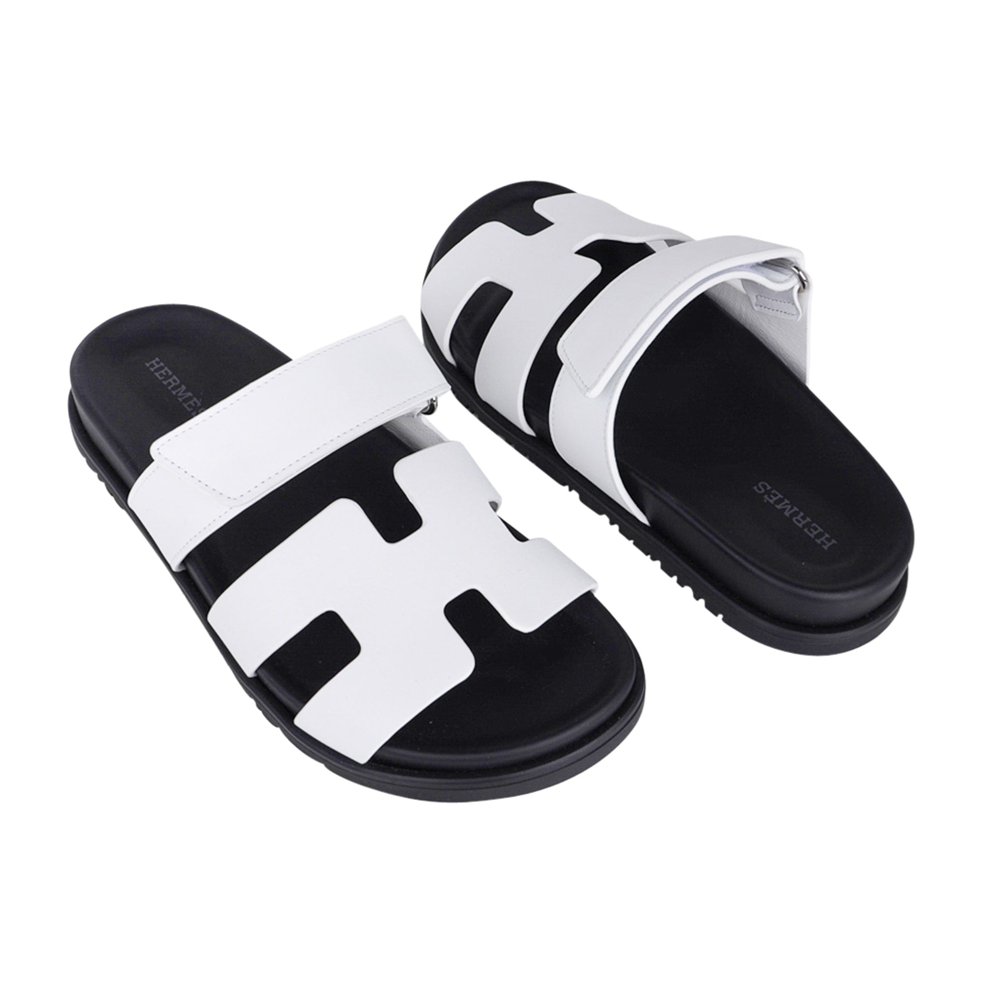 Hermes ホワイト ブラック チェーンデザイン サンダル 37 Hermes Chypre White Calfskin Sandal 37 / 7 New w/ Box | Mightychic
