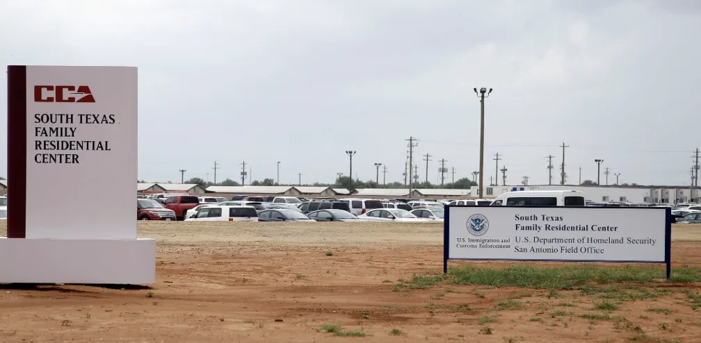 Familias migrantes denuncian encierro insalubre en Texas