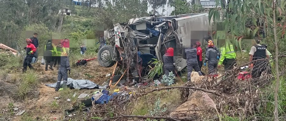 Dos personas fallecidas dejó un accidente de bus en Azogues/ECU911