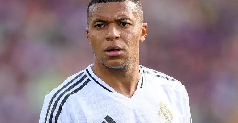 Kylian Mbappé desmintió este miércoles las informaciones según las cuales el Real Madrid habría examinado la rodilla equivocada/Kylian Mbappé desmintió este miércoles las informaciones según las cuales el Real Madrid habría examinado la rodilla equivocada/AFP