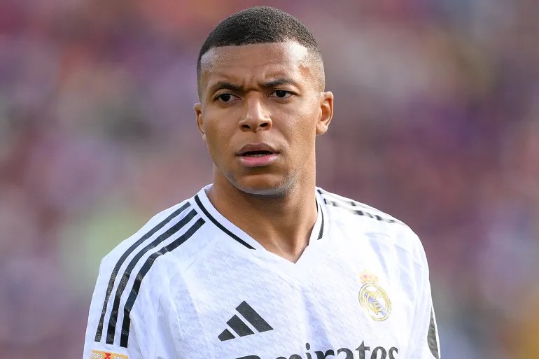Mbappé niega que le hayan examinado la rodilla equivocada