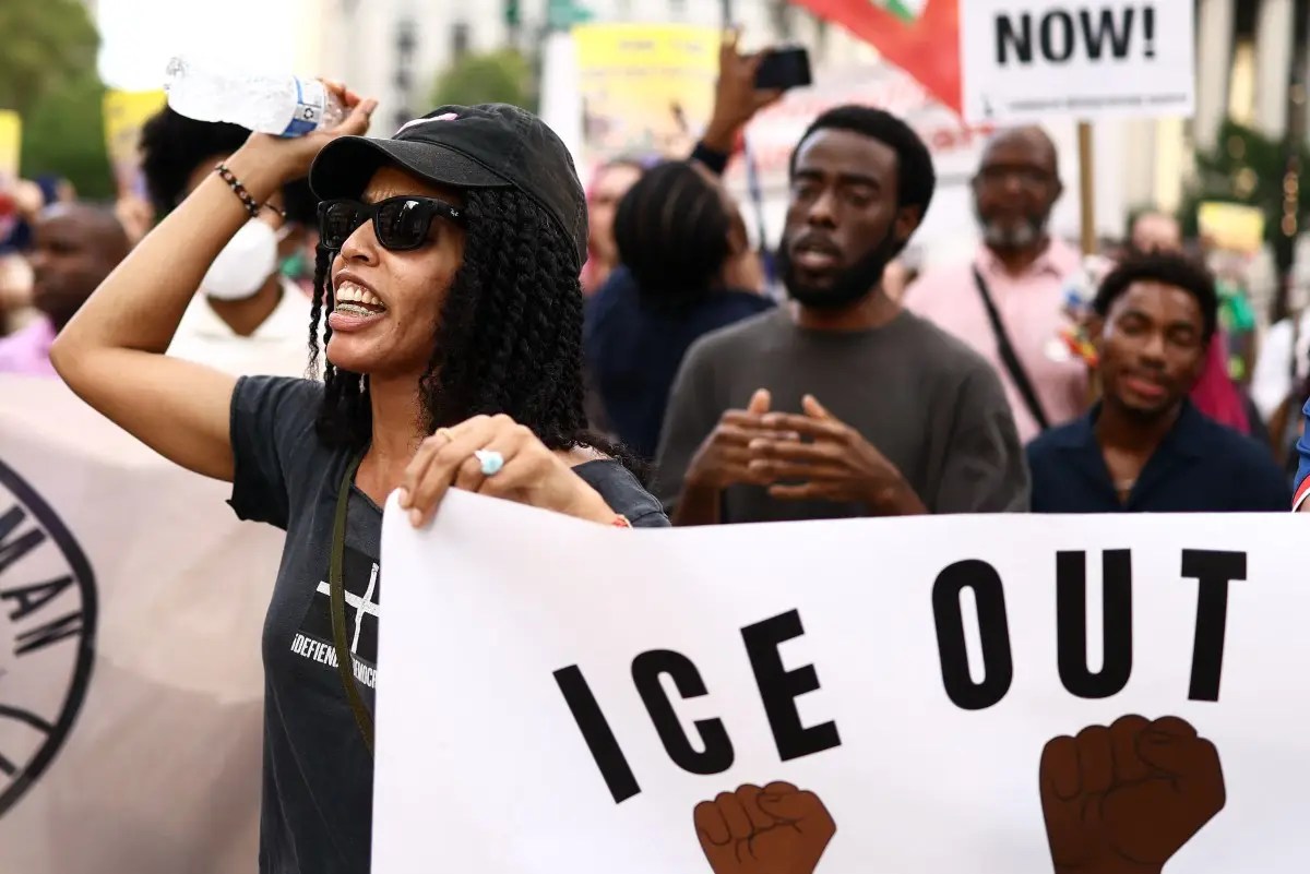 Acusan a agente del ICE de mentir en caso de ataque a inmigrante en EEUU