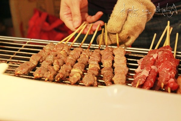 台北》師大夜市美食推薦：香噴噴油滋滋新疆羊肉串