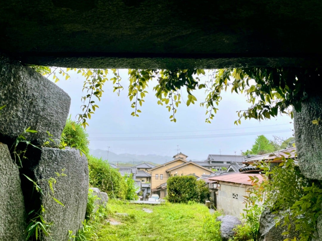 岩屋山古墳の石室から外を見る