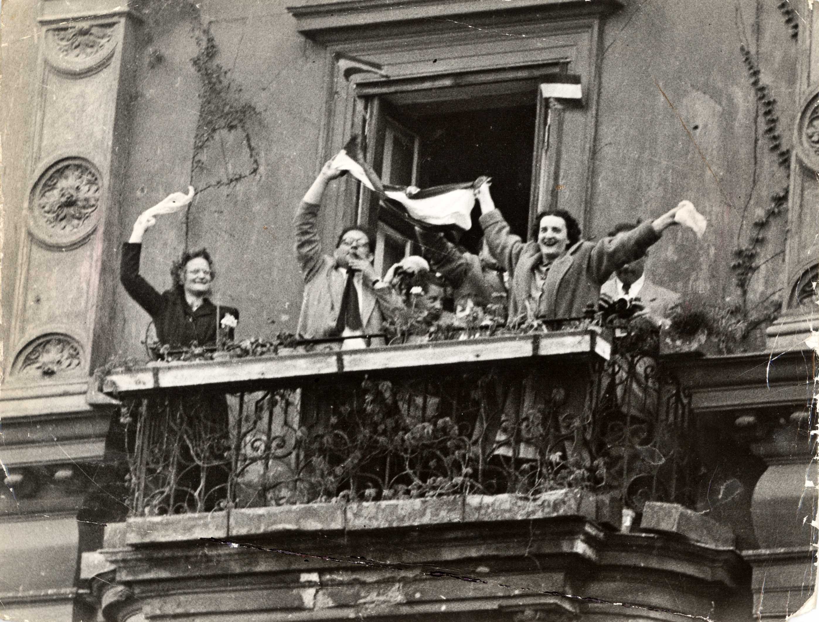 Jubelnde Menschen am Tag des Staatsvertrag 1955, Votava, Silbergelatinabzug 18x24cm