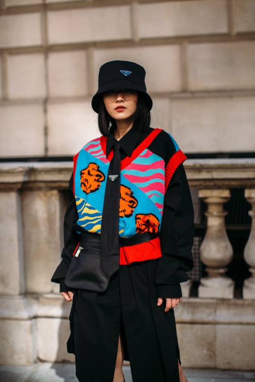 модные шапки осень зима 2021 весна 2022 тренд шляпа ведро street style