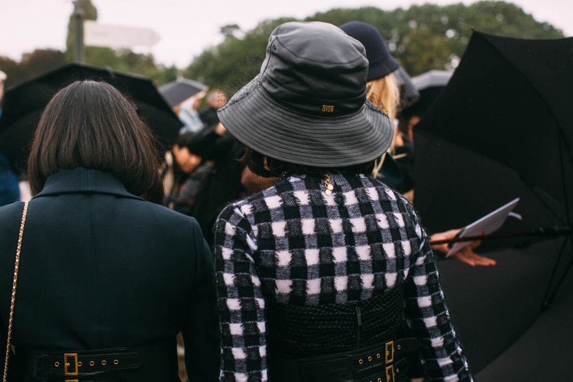 модные шапки осень зима 2021 весна 2022 тренд шляпа ведро street style