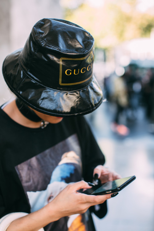модные шапки осень зима 2021 весна 2022 тренд шляпа ведро street style