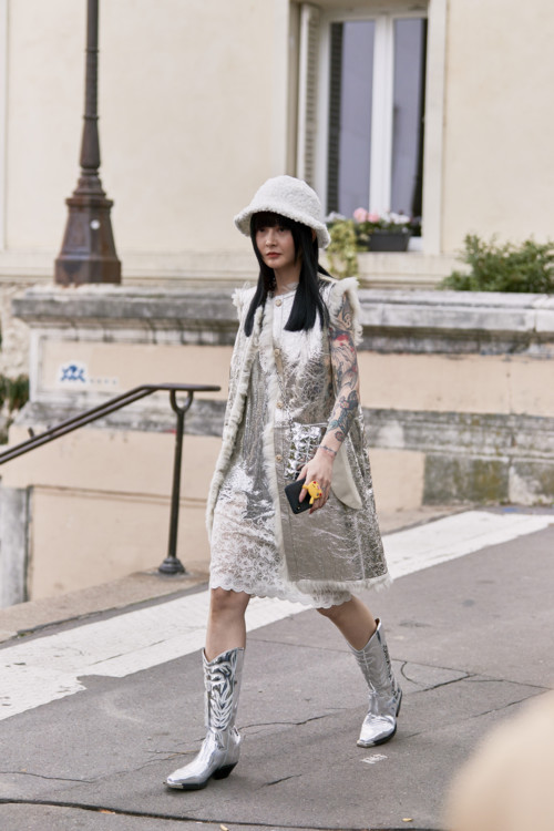 модные шапки осень зима 2021 весна 2022 тренд шляпа ведро street style