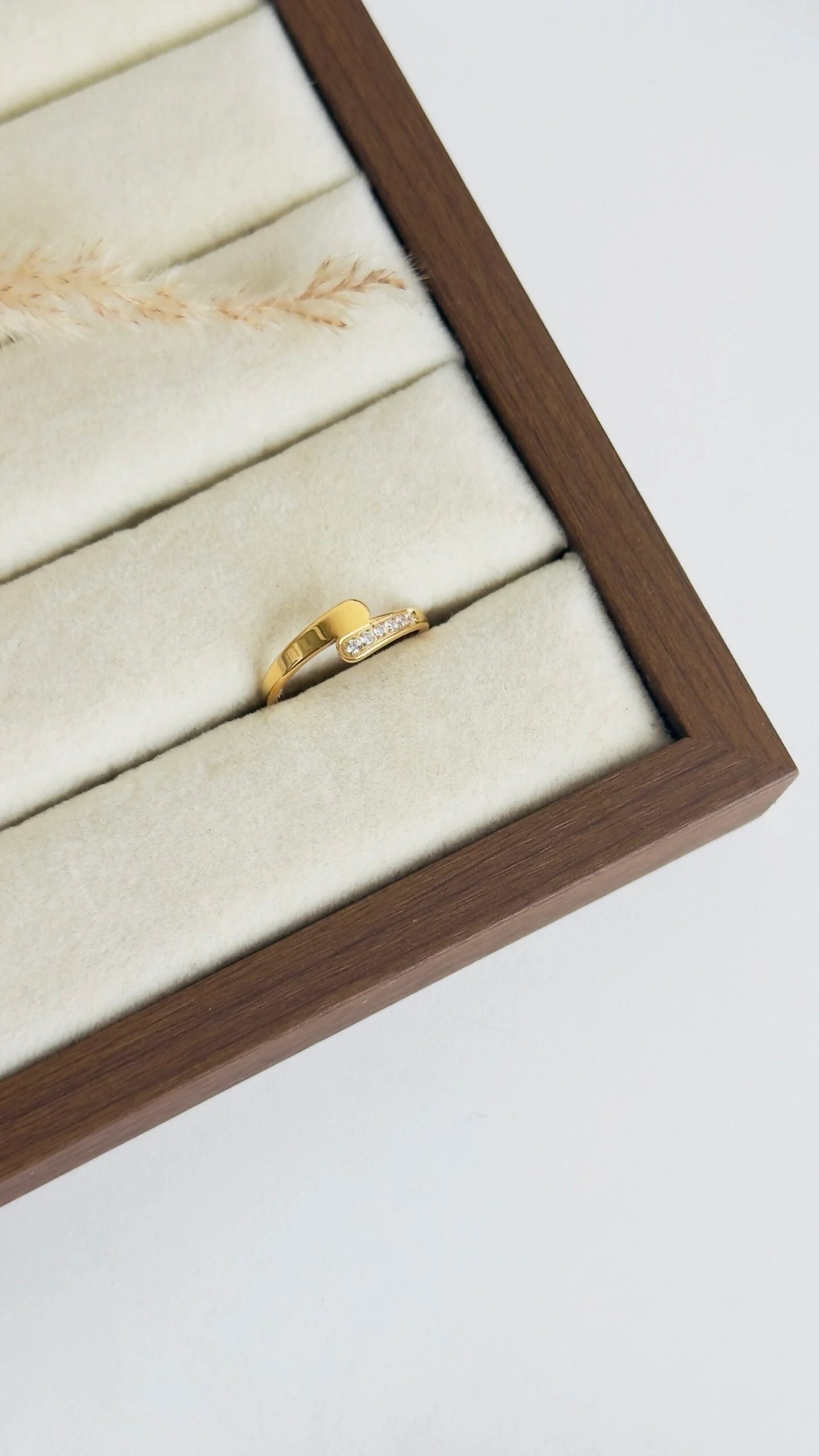 18k sparkle ring
