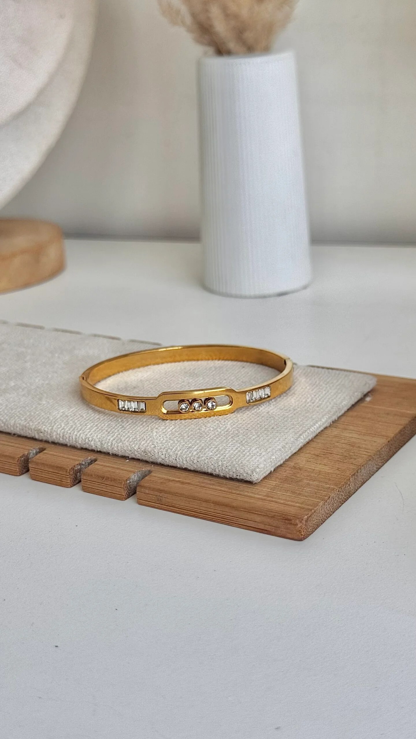 Dancing bangle