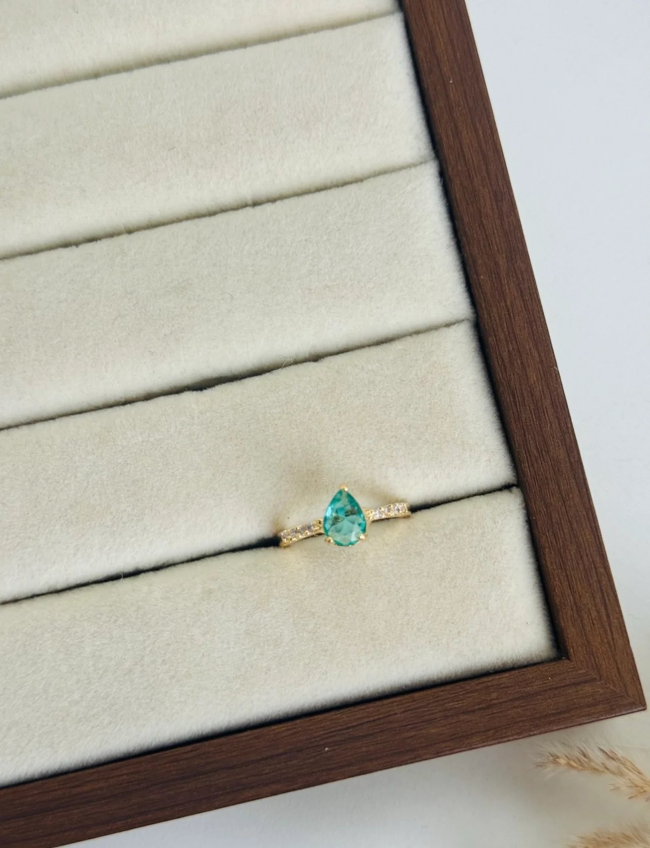 Drop solitaire ring