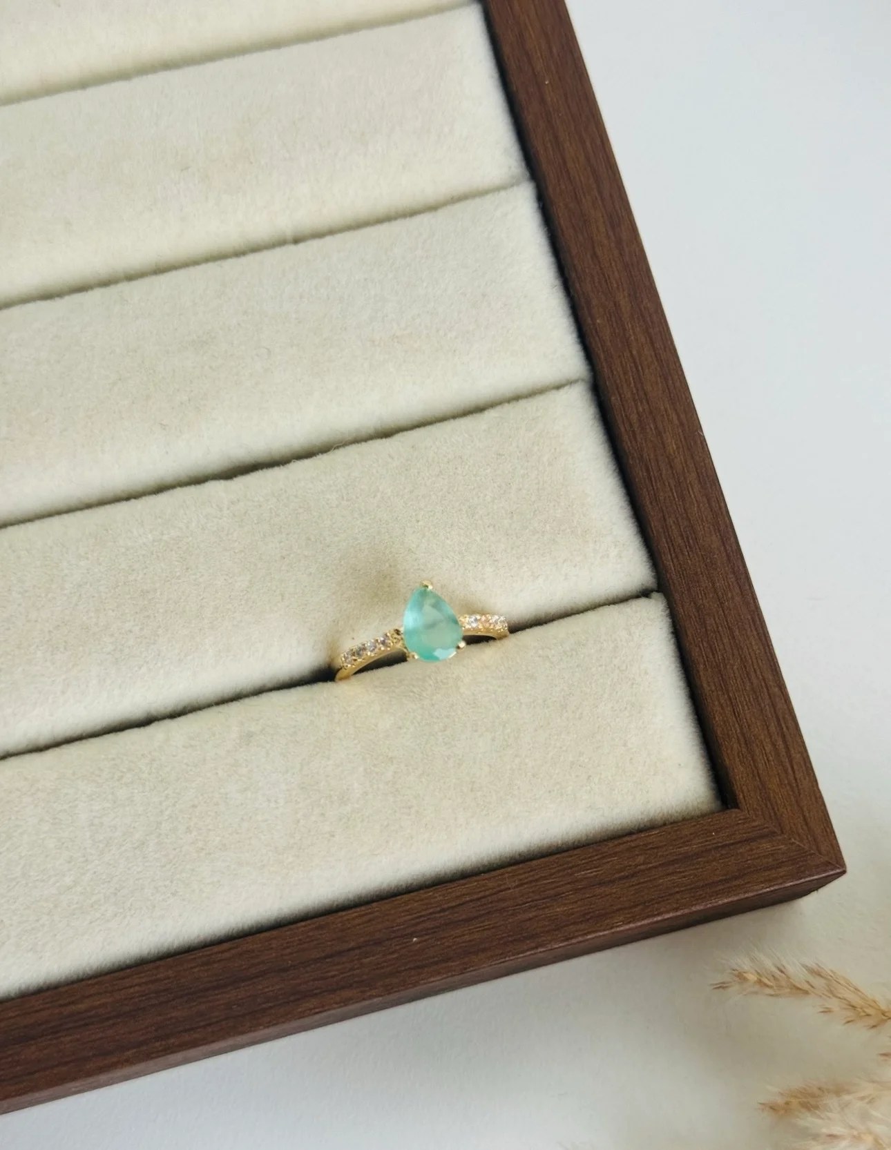 Drop solitaire ring