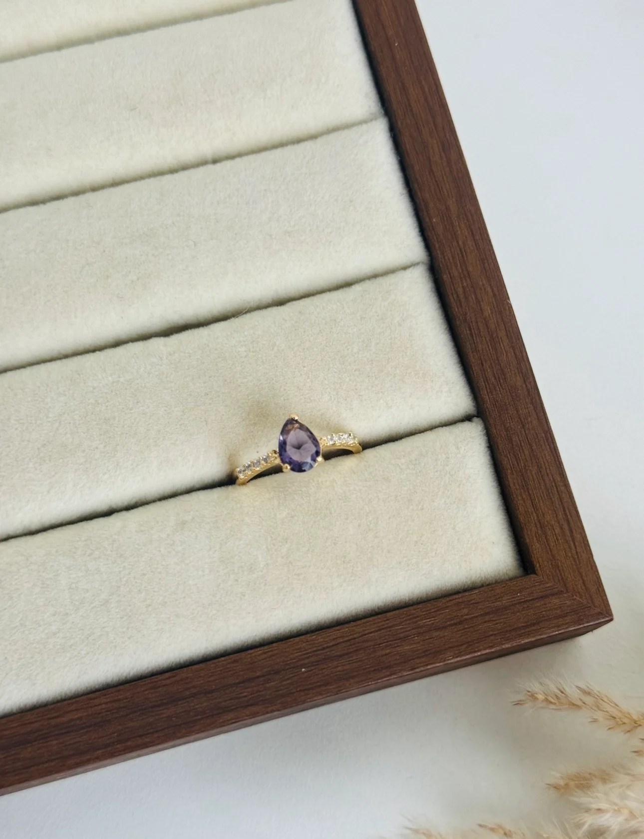Drop solitaire ring
