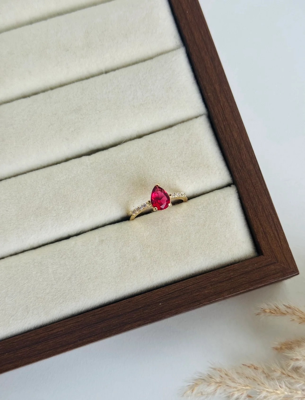 Drop solitaire ring