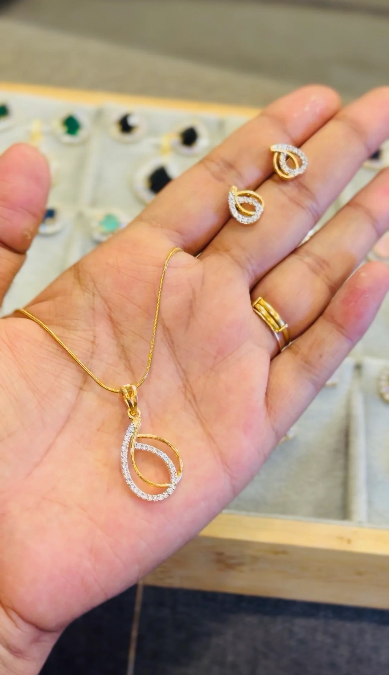 Diamond replica pendant set