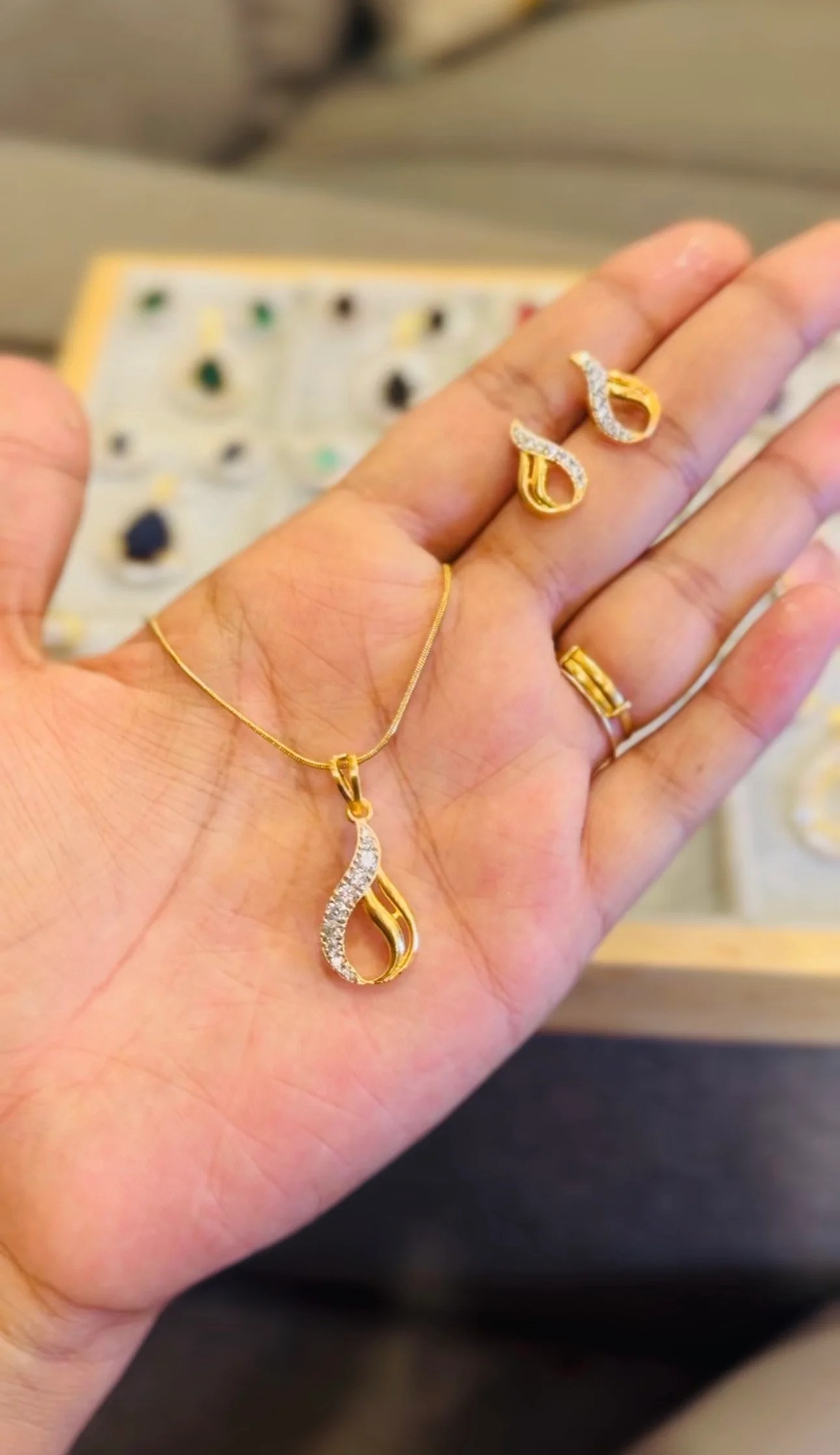 Diamond replica pendant set