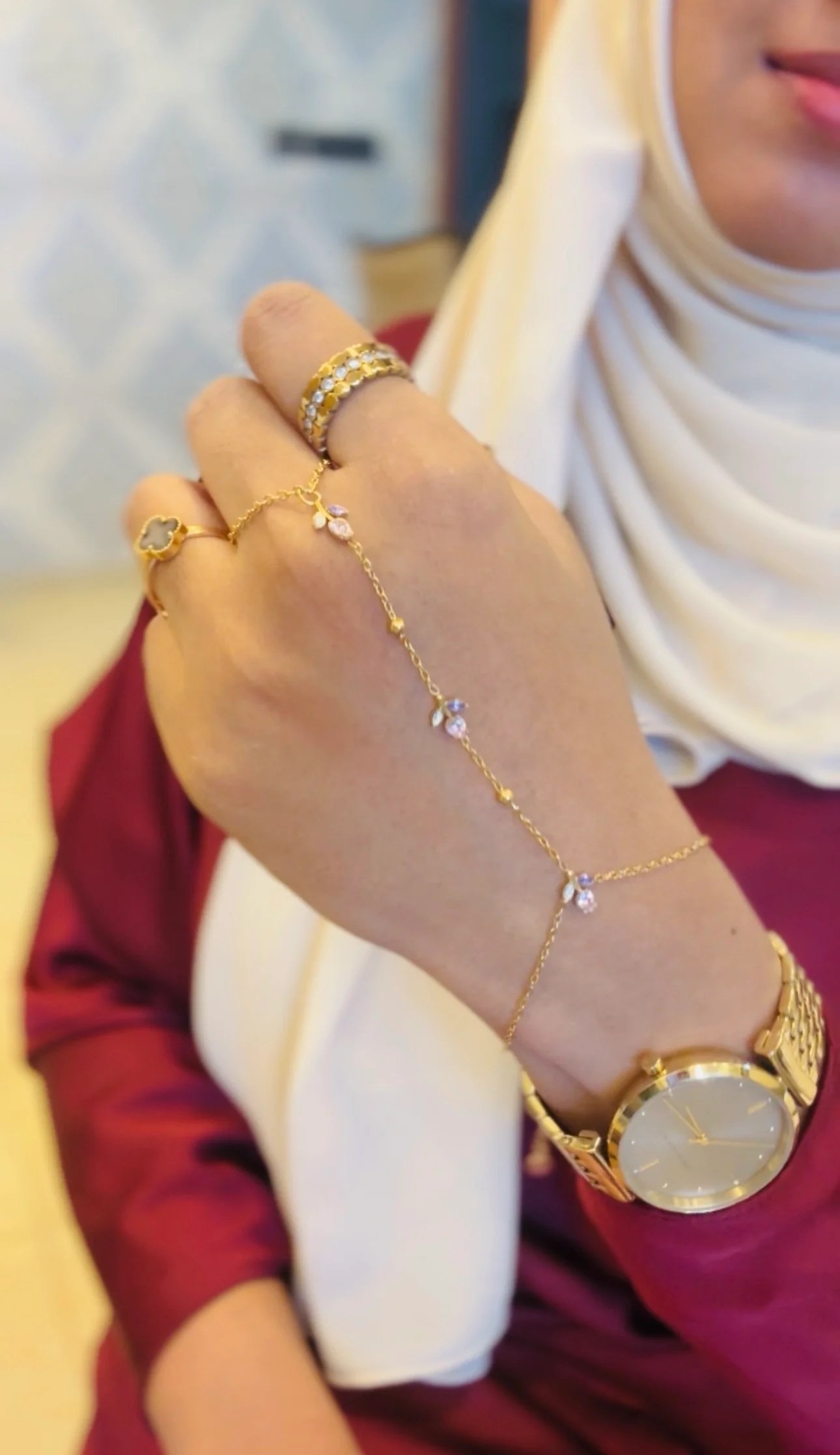Nyra hand chain