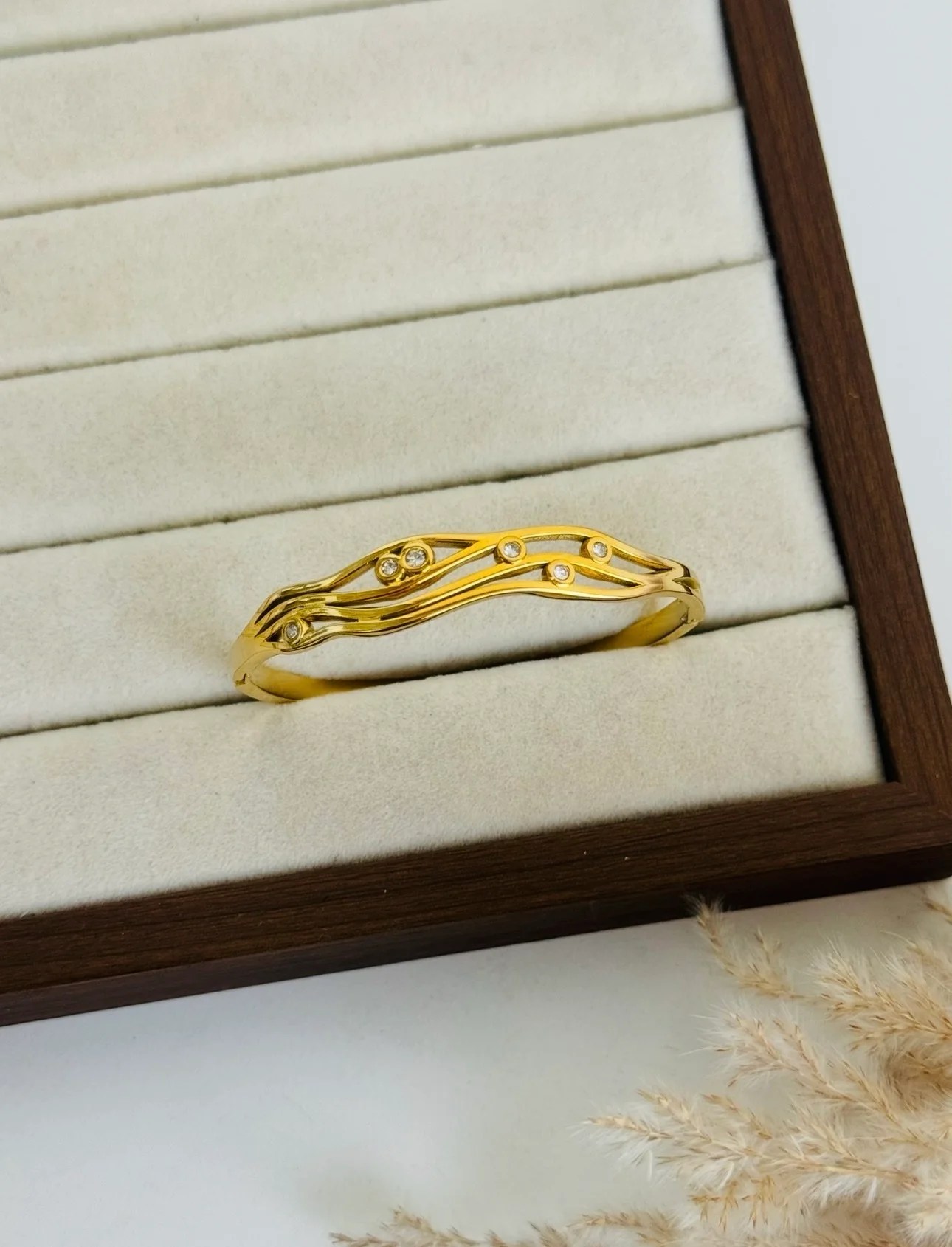 Vanya  bangle (2.2 size)