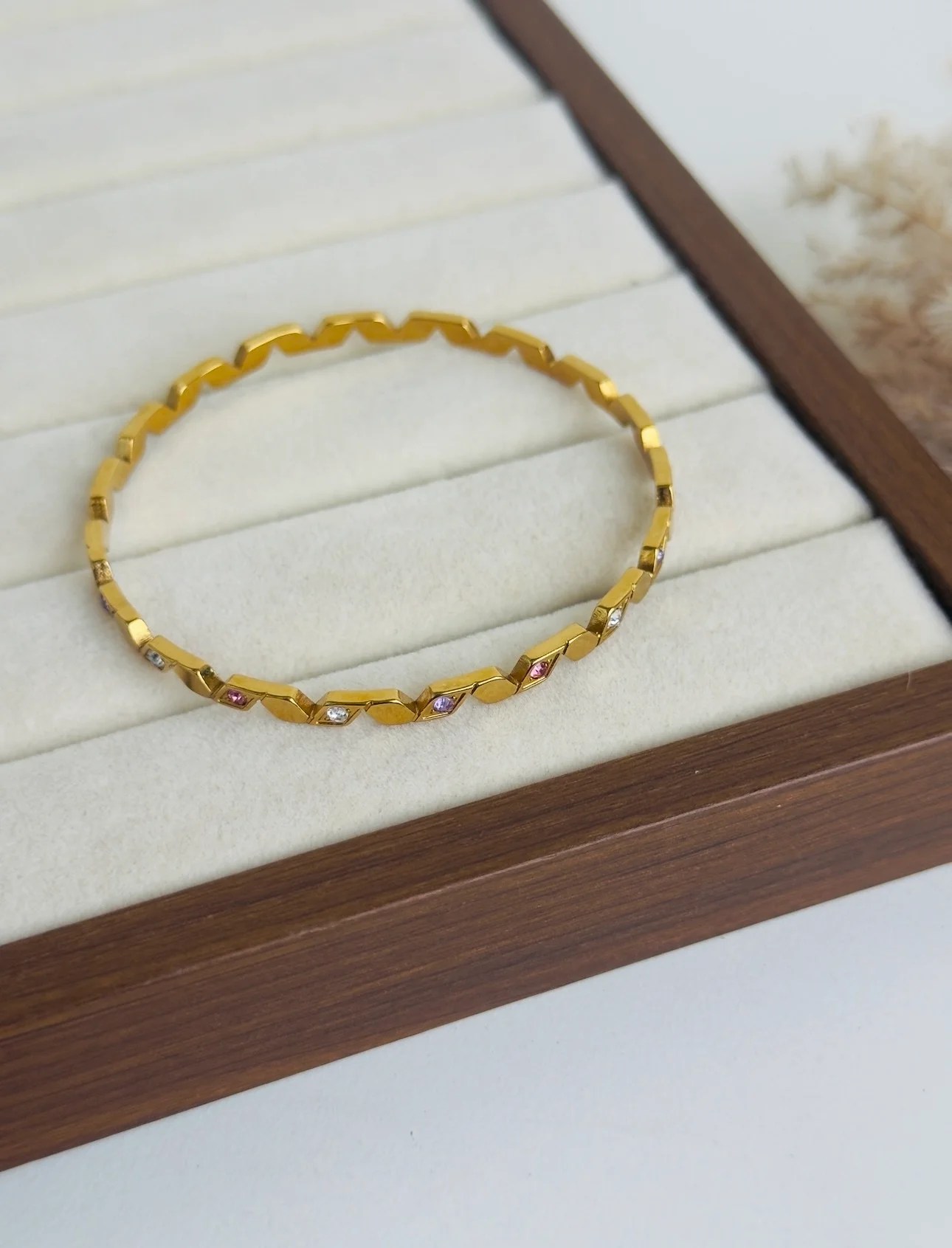 Evelyne Bangle