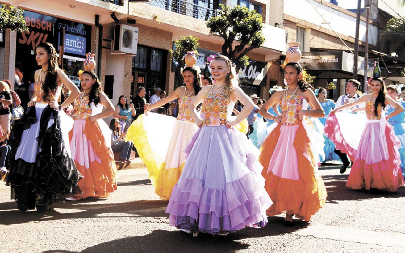 Oberá abrió la 46ª Fiesta Nacional del Inmigrante con el tradicional desfile y el acto inaugural