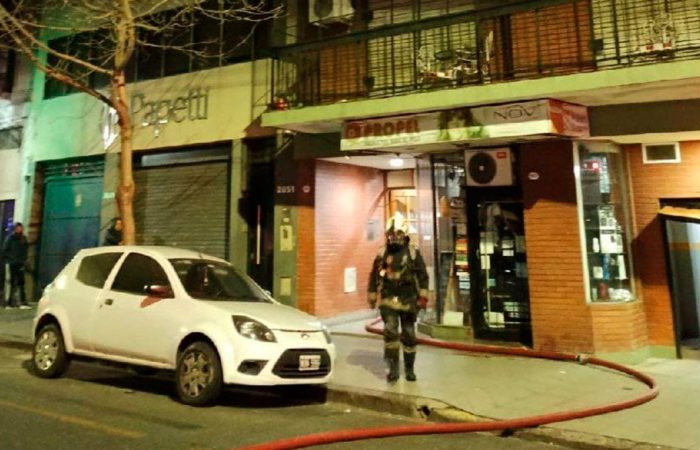 Siete personas trasladadas al hospital por inhalación de humo tras un incendio en Parque Patricios