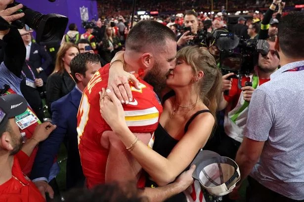 Taylor Swift y Kelce celebraron con amigos el triunfo de los Chiefs en el Super Bowl