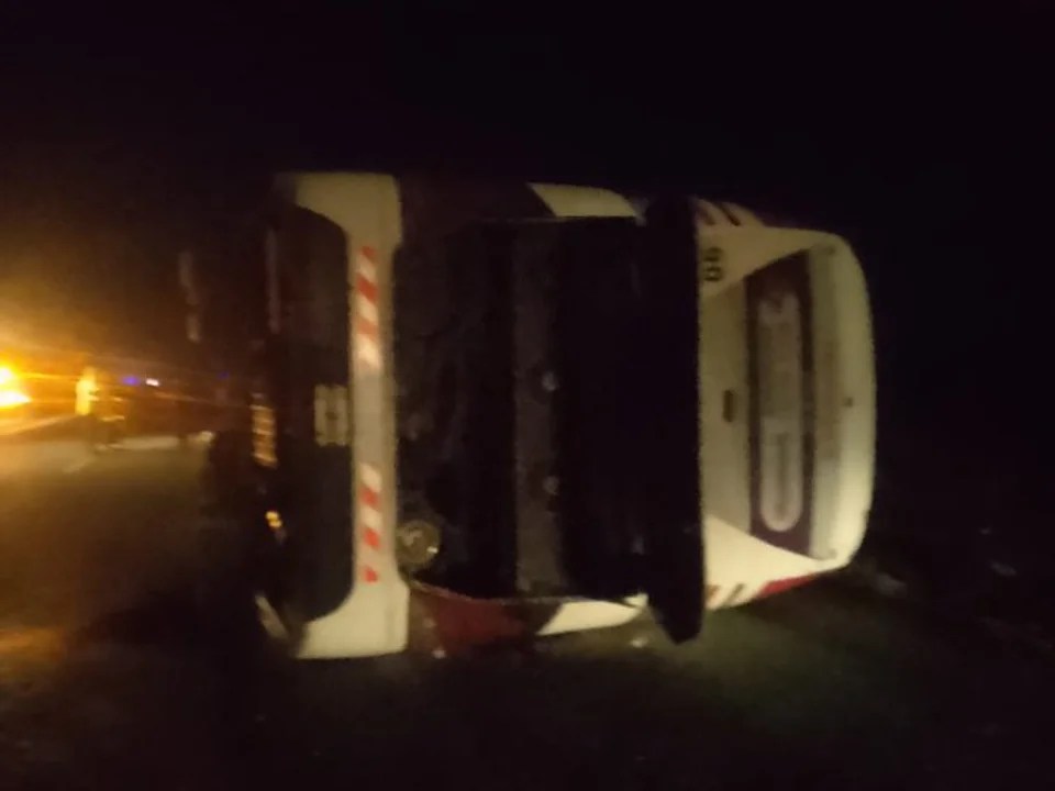 Volcó un colectivo en la Ruta Provincial 2 de Buenos Aires: hay al menos 8 pasajeros heridos de gravedad