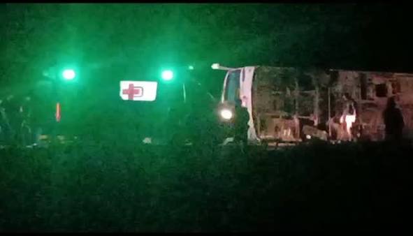 Volcó un colectivo misionero en la Ruta 14 entre Alvear y Santo Tomé: hay varios heridos