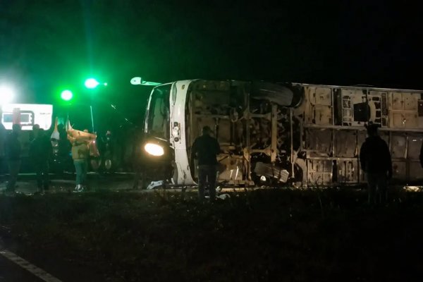 Volcó un micro de Capital del Monte en Corrientes: murió una mujer y hubo decenas de heridos