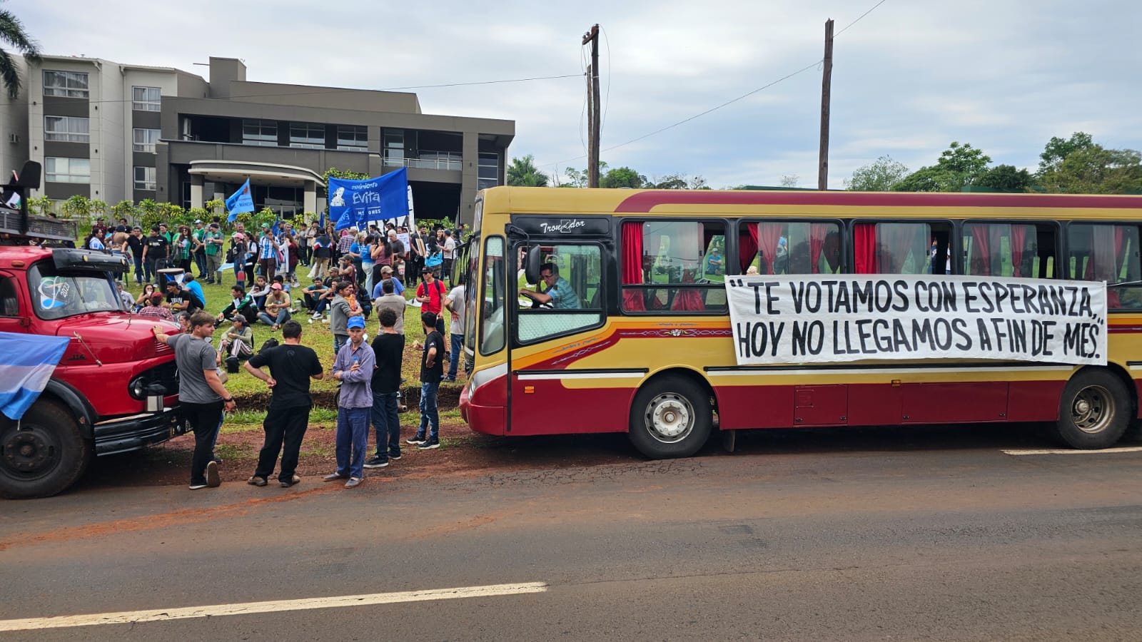 “Nos estamos repartiendo pobreza”: el reclamo de los yerbateros a Milei en Puerto Iguazú