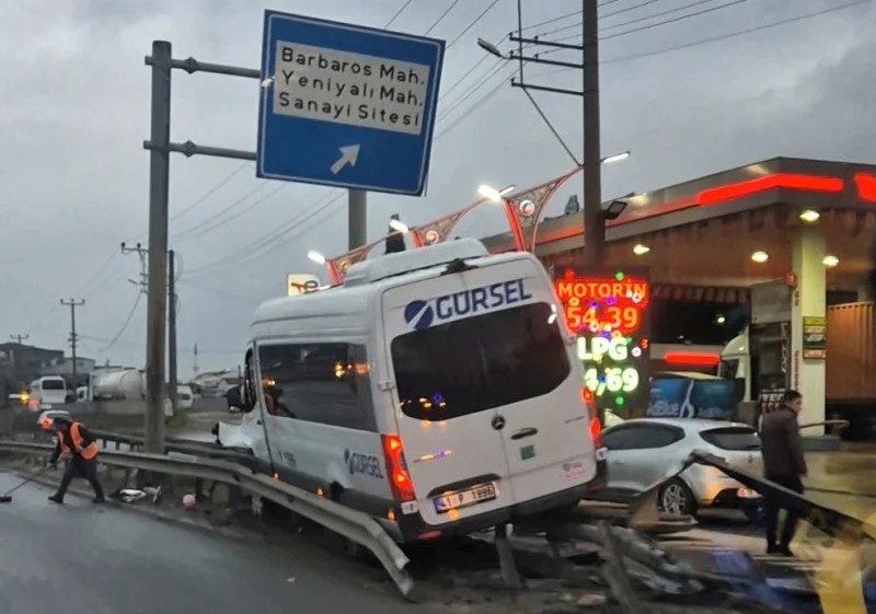 Sabah saatlerinde servis aracÄ± bariyerlere Ã§arptÄ±!