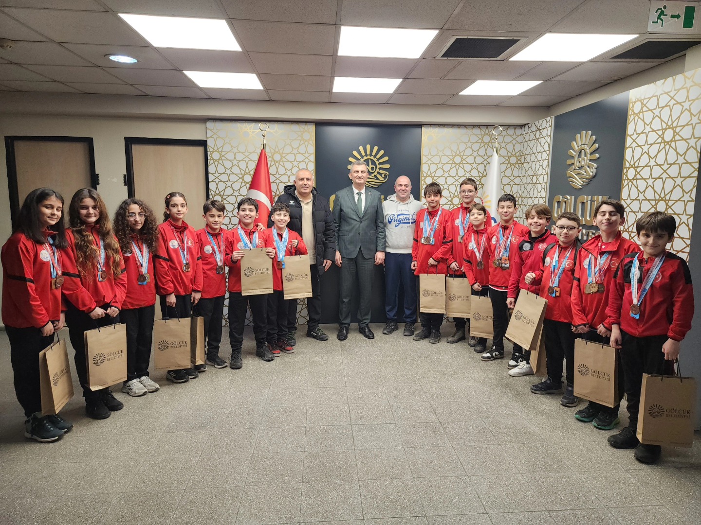Gölcük'te Yüzücüler Başkan Sezer'i Ziyaret Etti!