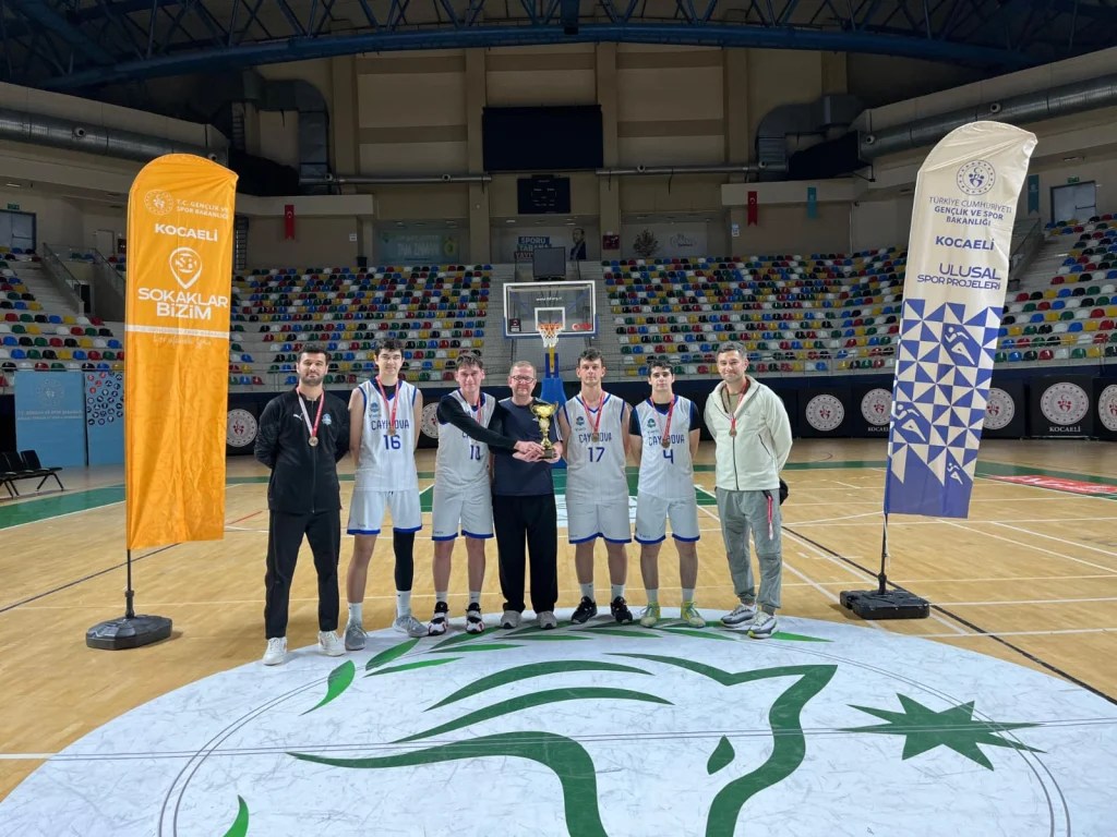 Çayırova Belediyesi genç basketbolcuları il şampiyonu