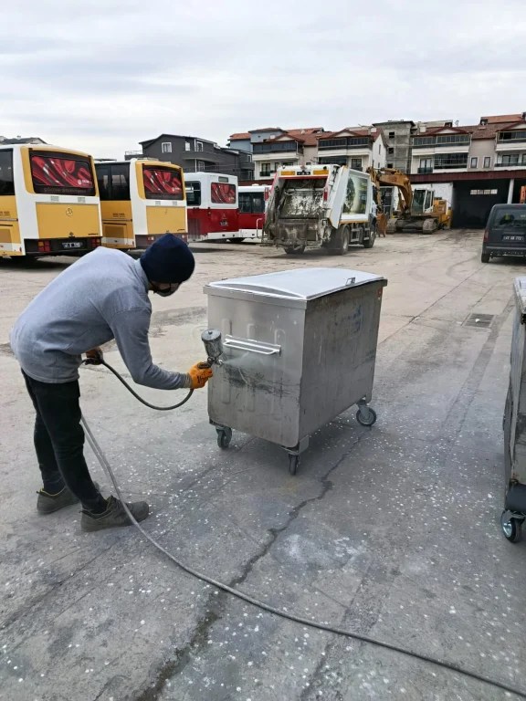 Gölcük Belediyesi konteynerleri yeniliyor