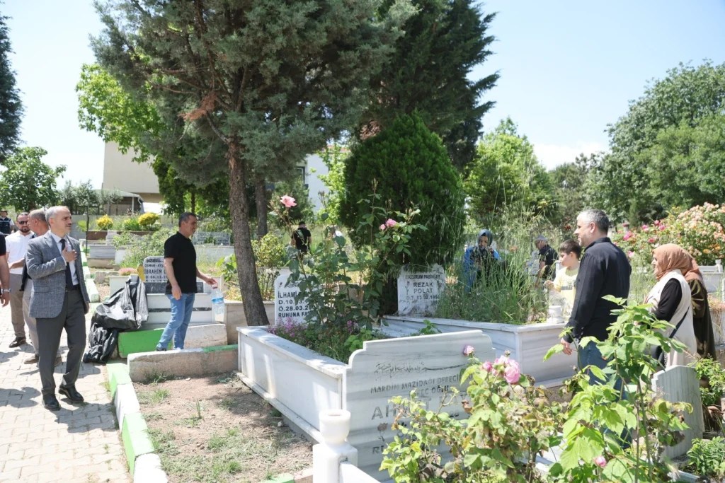 Başkan Çiftçi kabir ziyaretinde Çayırovalılarla buluştu