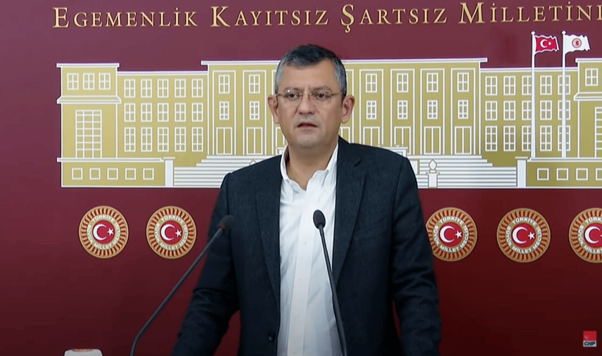 Özgür Özel ve 90 Milletvekili CHP’den İstifa Etti