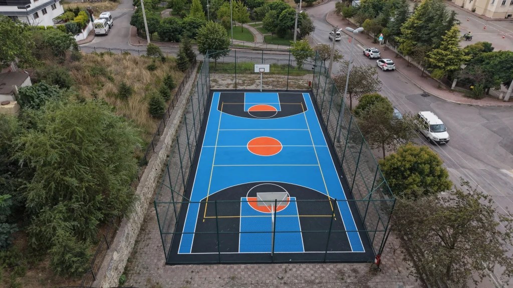 Çayırova'da spor sahaları yenilendi